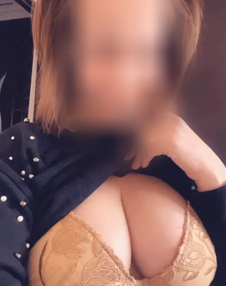 Bouchra, 34