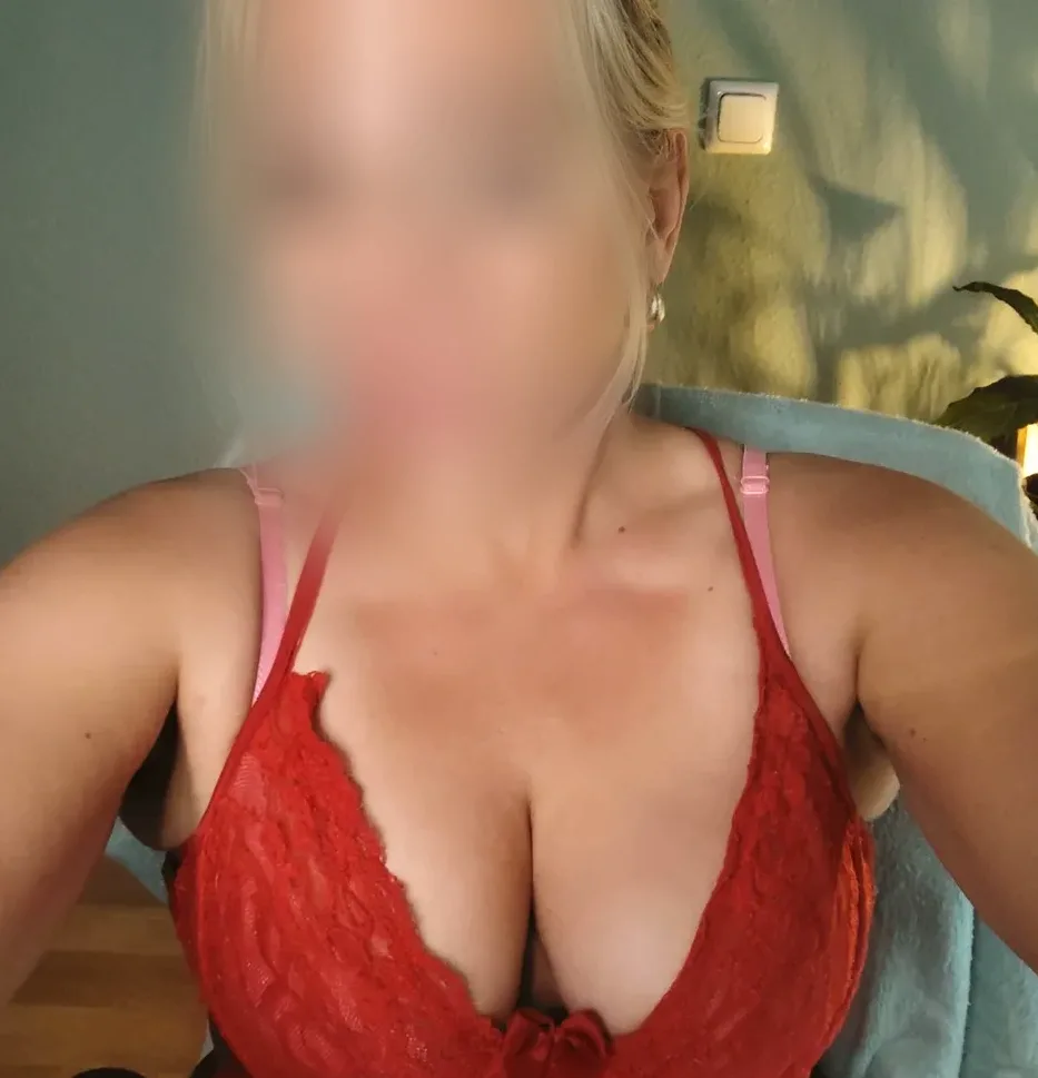 Rania, 37
